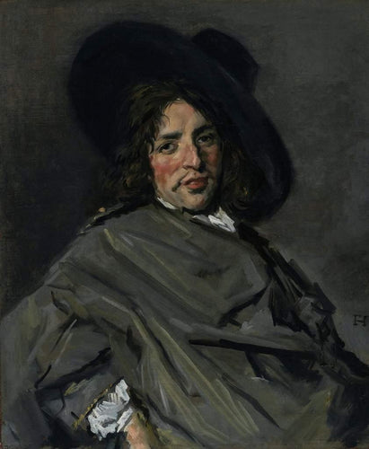 Retrato de um homem com um manto cinza e chapéu de aba larga empoleirado em um ângulo da cabeça