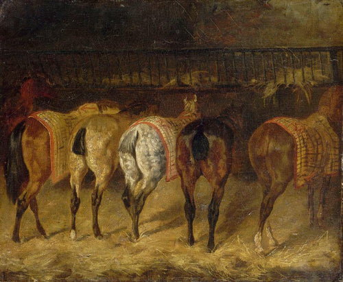 Cinco cavalos vistos pelo traseiro em um estábulo