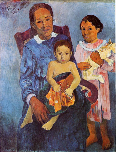 Mulher taitiana e dois filhos